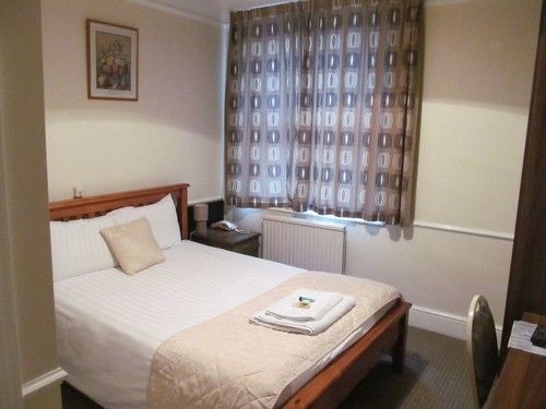 The Pines Guest Accommodation Chippenham  Exterior photo