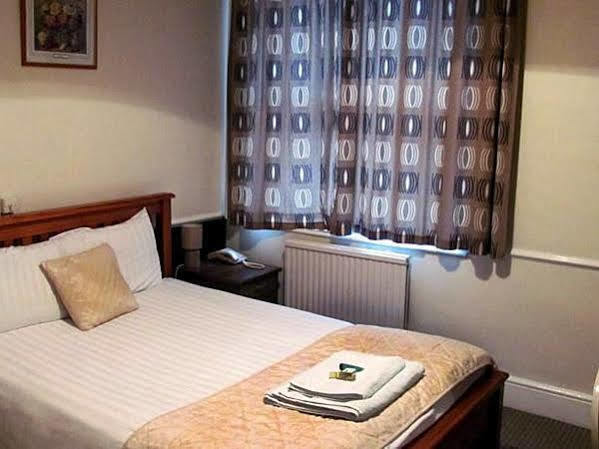 The Pines Guest Accommodation Chippenham  Exterior photo